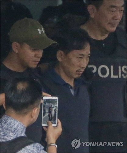 2017년 2월 말레이시아 사법당국에 검거됐을 때의 리정철. 그는 지난달 미국 법무부에 의해 기소되고 일본 마이니치 신문이 대북 물자 조달의 핵심 인물로 지목하면서 다시 한 번 눈길을 끌었다.자료사진 연합뉴스