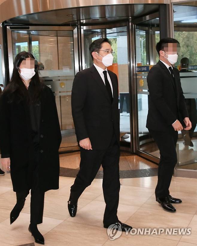 빈소 향하는 이재용 부회장 (서울=연합뉴스) 임헌정 기자 = 이재용 삼성전자 부회장이 25일 오후 이건희 삼성그룹 회장의 빈소가 마련된 서울 강남구 삼성서울병원 장례식장으로 들어서고 있다. 2020.10.25 kane@yna.co.kr
