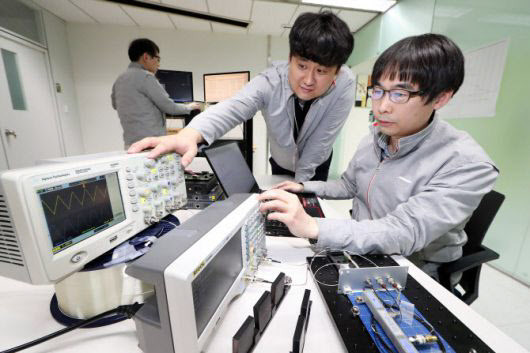 ▲KT융합기술원 연구원들이 서초구 KT연구개발센터에서 양자 암호 통신 기술을 테스트하고 있다.