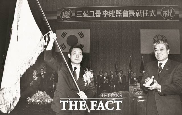 사기 흔드는 이건희 회장. /삼성전자 제공