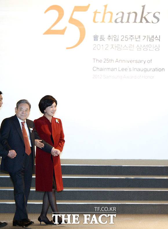 취임 25주년을 맞은 2012년 이건희 회장과 홍라희 여사가 기념식에 참석하고 있다. /더팩트DB