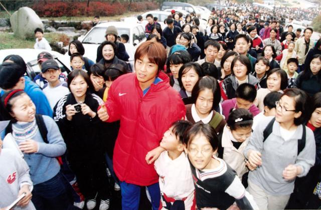 움직일 때마다 팬들에게 둘러싸여 있던 1990년대 이동국. 한국일보 자료사진