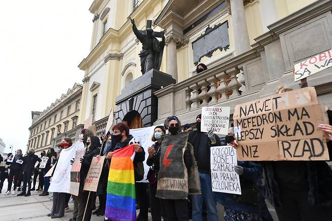 25일(현지시간) 바르샤바 홀리 크로스 성당 앞에서 집회하고 있는 시위대 모습 [EPA=연합뉴스]