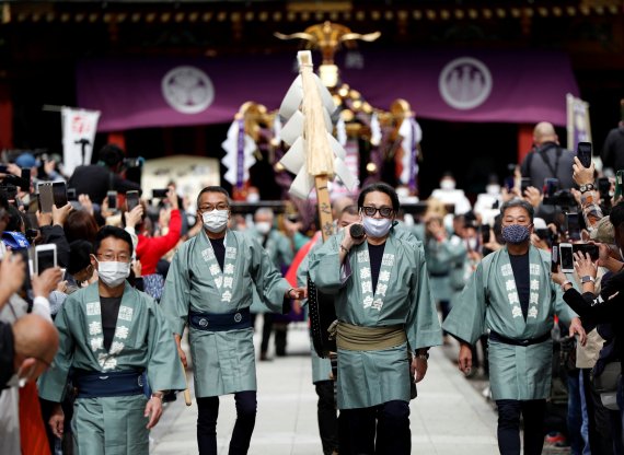 지난 18일 도쿄의 유명 관광지인 아사쿠사에서 코로나19로 연기됐던 지역 전통축제가 열리고 있다. 로이터 뉴스1