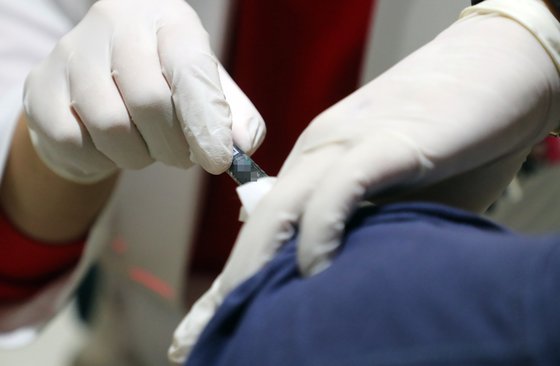 서울의 한 병원에서 시민이 독감예방접종 주사를 맞고 있다. 연합뉴스