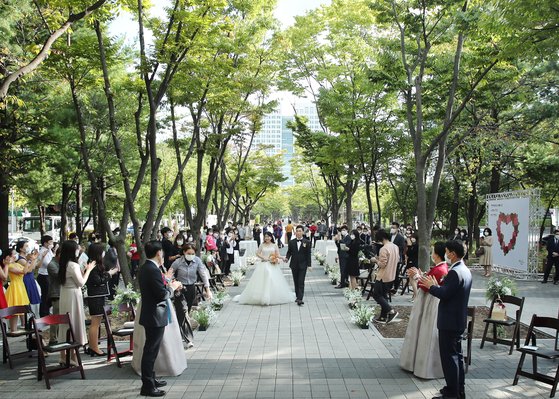 지난 9월 26일 대전 서구 보라매공원에서 열린 작은 결혼식. [사진 대전 서구]