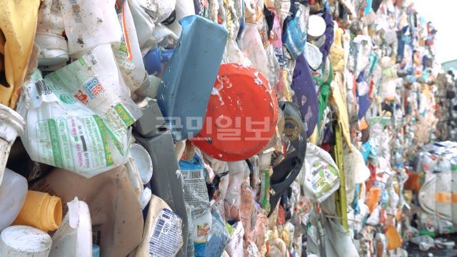 경기도의 한 폐기물 재활용 선별장에 선별된 폐기물들이 압축돼 쌓여있다. 홍성철 PD