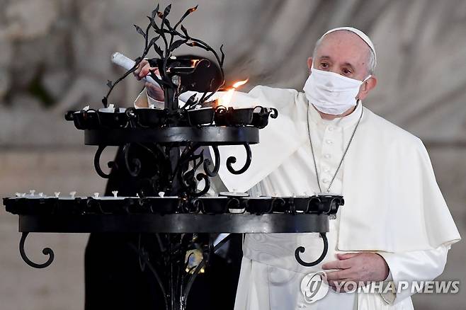 지난 20일 프란치스코 교황이 마스크를 쓰고 로마 캄피돌리오 광장에 있는 '산타 마리아 인 아라 코엘리' 성당에서 의식을 진행하고 있다.  [AFP=연합뉴스]