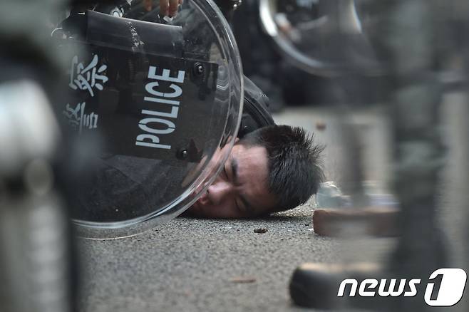 '우산 혁명' 5주년을 맞은 홍콩에서 반정부 시위대가 진압 경찰에 체포되고 있다. © AFP=뉴스1 © News1 우동명 기자