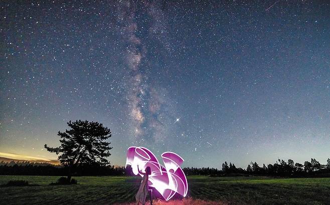 은하수와 색다른 추억을 만들 수 있는 스냅 사진을 찍는 사람들도 많아졌다. ‘삼춘스냅’이 제주에서 촬영한 ‘은하수 스냅’.