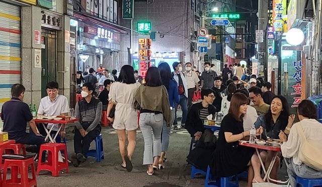 오후 9시 이후 술집 영업이 풀린 14일 서울 중구 충무로 부근 호프 골목에서 시민들이 술을 마시고 있다. 동아일보DB