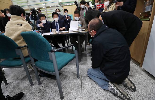 지난 26일 국회 환경노동위원회 소속 더불어민주당과 정의당 위원들 앞에서 장씨의 아버지가 무릎을 꿇고 아들의 억울한 죽음을 밝혀달라고 애원하고 있다. 연합뉴스