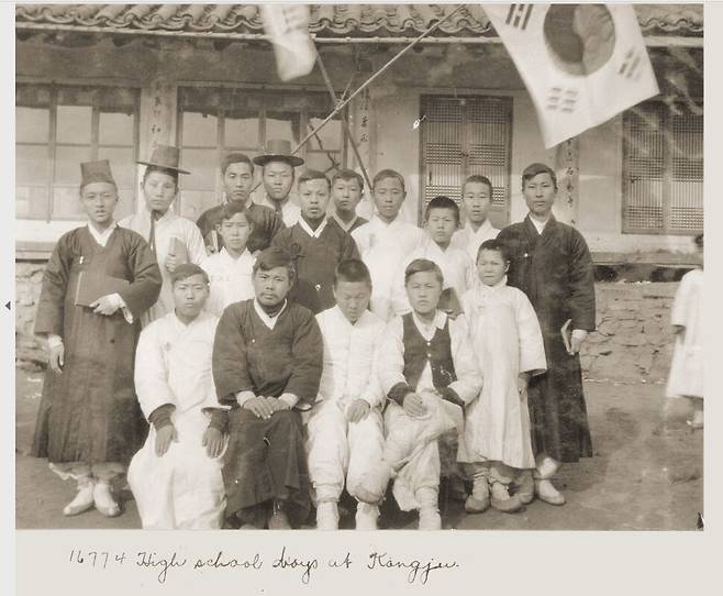 충남 공주에 1905년 명설학교를 세운 로버트 샤프 선교사(앞줄 왼쪽 두번째)가 학생들과 기념 사진을 찍었다. 태극기가 걸린 점으로 미뤄 1906~1910년 사이로 추정된다.