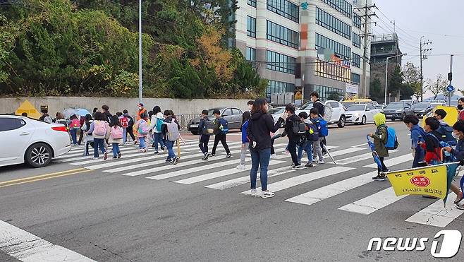 28일 오전 부산 사하구 구평초등학교 인근 횡단보도에서 학생들이 길을 건너고 있다.2020.10.28© 뉴스1 노경민 기자