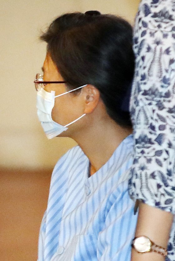 박근혜 전 대통령이 지난해 9월 어깨 부위 수술을 받기 위해 서울성모병원으로 들어서고 있다. [연합뉴스]