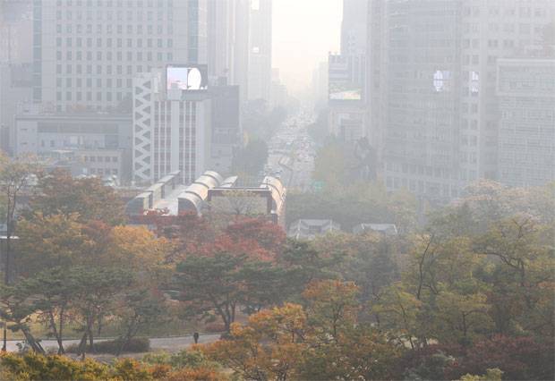 서울 초미세먼지 농도가 ‘나쁨’ 수준이었던 지난 27일 하늘이 뿌옇다./사진=연합뉴스