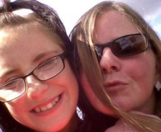 아픈 딸을 방치해 죽음에 이르게 한 혐의로 기소돼 실형을 선고 받은 영국인 어머니 샤론 골디 씨와 딸 로빈 골디. / 사진=BBC 캡처