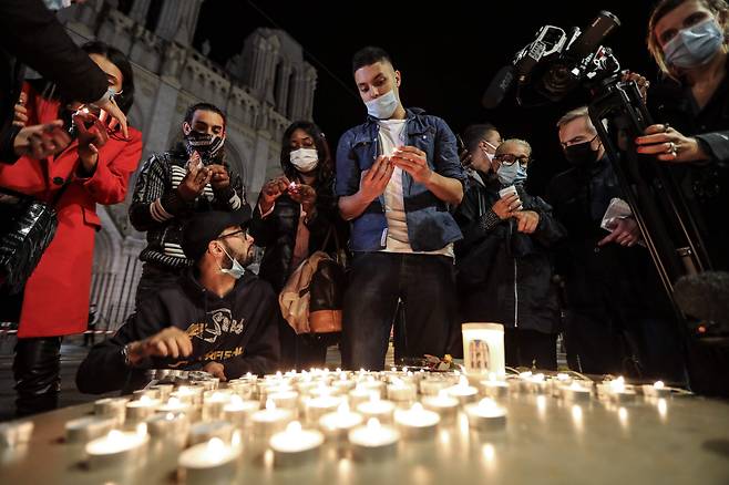 29일(현지 시각) 프랑스 니스의 한 교회에서 사람들이 흉기 테러 사건으로 숨진 3명의 희생자를 위해 기도하고 있다. /AFP 연합뉴스