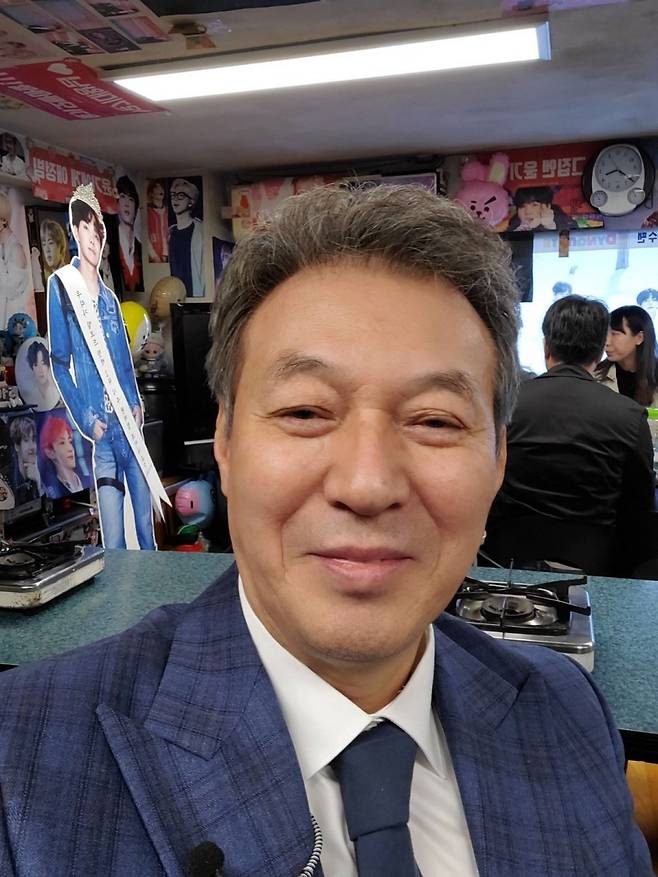 ▲ '아미'를 인증한 배우 김갑수. 출처| 위버스