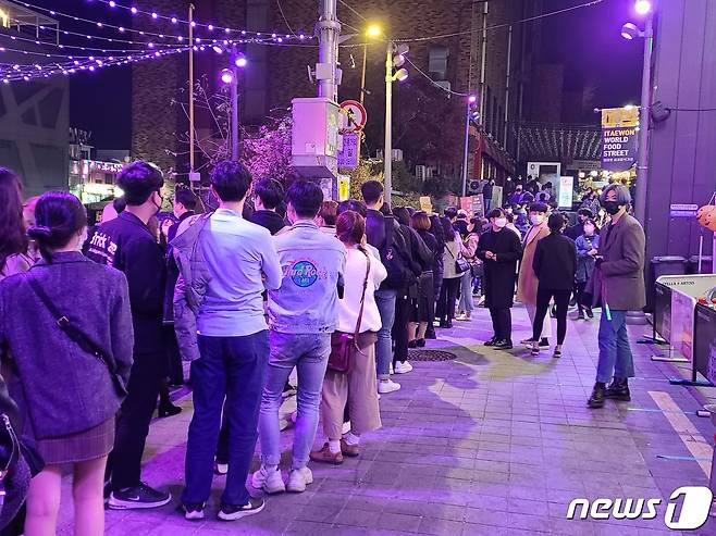 서울 용산구 이태원역 2번 출구 인근에 마련된 '방역 게이트',. 뉴스1 이상학 기자