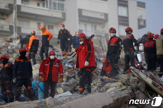 터키 구조대원들이 이즈미르 해안가에서 발생한 지진 피해자들을 구조하고 있다. © 로이터=뉴스1