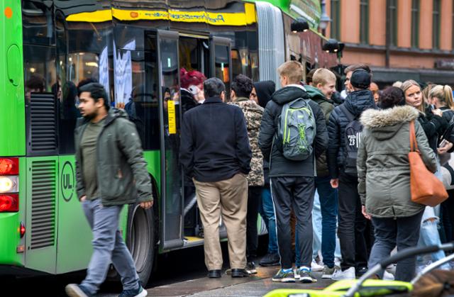스웨덴 수도 스톡홀름 북부의 대학 도시 웁살라의 시민들이 21일(현지시간) 버스에 오르고 있다. 웁살라 AP=연합뉴스