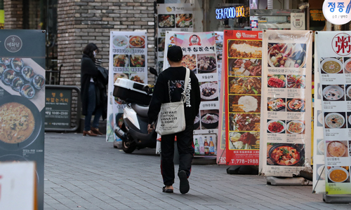 지난 28일 서울 중구 명동거리에 음식점 입간판들이 놓여져 있다. 뉴스1