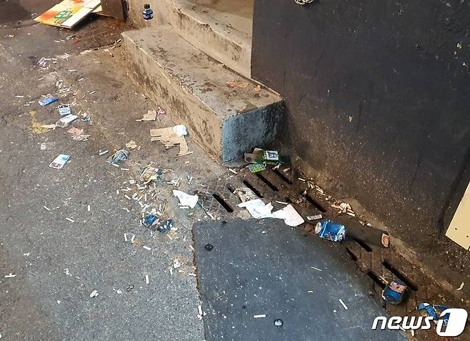핼러윈데이를 맞은 31일 부산 부산진구 서면 술집거리가 담배꽁초와 쓰레기로 뒤덮여 있다.2020.10.31 /© 뉴스1 노경민 기자