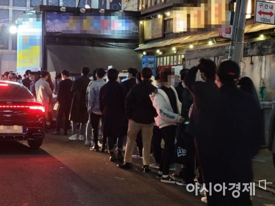 핼러윈데이를 맞은 31일 오후 11시께 서울 서초구 강남역 인근에 위치한 한 가요클럽 앞. 입장을 기다리는 젊은이들로 긴 대기줄이 형성돼 있다. /사진=유병돈 기자 tamond@