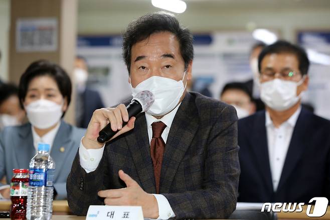 이낙연 더불어민주당 대표가 30일 전남 함평군 빛그린산단에 조성 중인 '광주형 일자리' 광주글로벌모터스(GGM) 완성차공장 건설 현장을 찾아 인사말하고 있다. 2020.10.30/뉴스1 © News1 황희규 기자