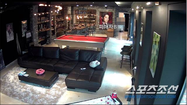 오후 3시 36분. 강지환의 반바지를 입고 나오는 피해자 B씨.