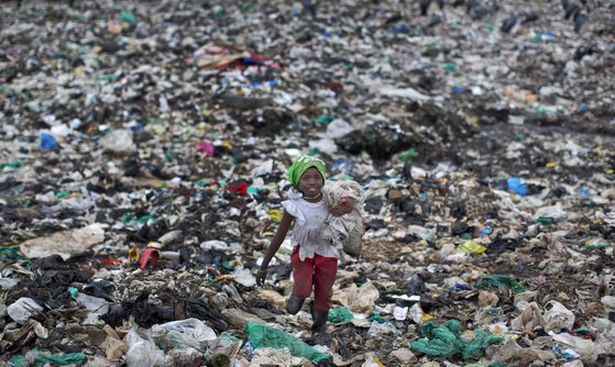 아프리카 케냐의 쓰레기 투기장에서 한 어린이가 쓰레기를 줍고 있다. AP=연합뉴스