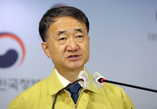 중앙재단안전대책본부 1차장인 박능후 보건복지부 장관이 1일 오후 서울 종로구 정부서울청사에서 열린 코로나19 중대본 회의 브리핑에 참석해 ‘사회적 거리두기 단계 격상에 따른 개편 방안’을 발표하고 있다. 뉴시스