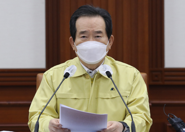 정세균 국무총리가 10월 23일 서울 종로구 정부서울청사에서 마스크 수출 규제를 해제하겠다고 밝혔다. [뉴시스]