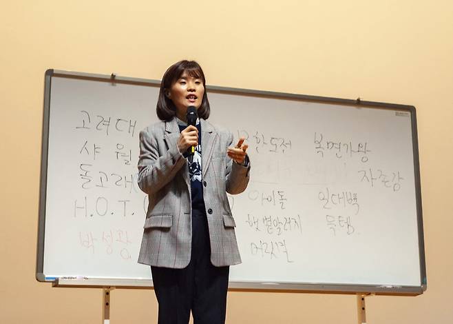 - 개그우먼 박지선이 서울과학기술대학교가 개최한 ‘2018 SEW 행사’에서 꿈과 열정, 도전에 대한 희망을 담은 특강을 하고 있다.서울과기대 제공