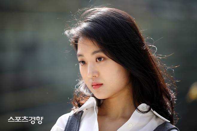 넷플릭스 오리지널 시리즈 ‘보건교사 안은영’에서 옴을 씹어 삼키는 ‘옴잡이’ 백혜민 역을 맡은 송희준이 22일 스포츠경향을 찾았다. 송희준은 홍익대학교 회화과에 재학중이며 모델로도 활동하고 있다./박민규 선임기자