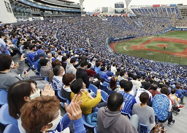 관중 꽉 찬 일본 야구장 (요코하마 교도=연합뉴스) 지난 1일 일본 가나가와(神奈川)현 요코하마(橫浜)시 소재 요코하마스타디움에서 야구팬들이 요코하마 디엔에이(DeNA) 베이스타스와 한신(阪神) 타이거스의 경기를 지켜보고 있다. 이날 경기장에는 정원의 약 86％가 입장했다.