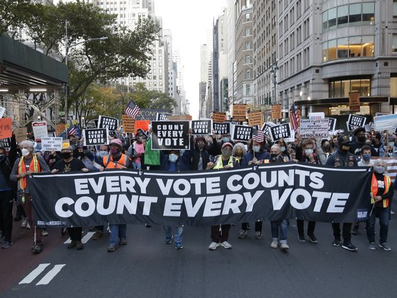 "모든 표가 소중하다. 마지막 한 표까지 개표하라." 4일 뉴욕 5번가에서 민주당 지지자들이 Count Every Vote 플래카드를 들고 행진하고 있다. UPI=연합뉴스