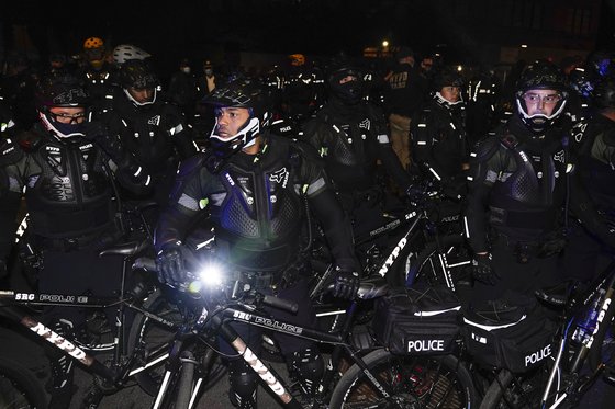 뉴욕 경찰이 자전거를 타고 집회 현장을 순찰하고 있다. AP=연합뉴스
