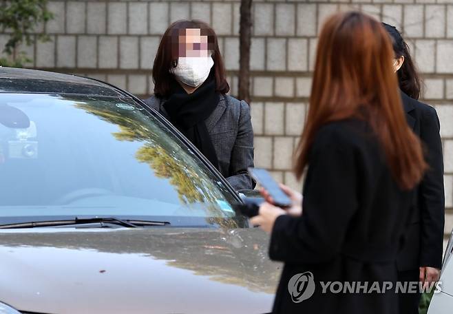 법원 도착한 정경심 교수 (서울=연합뉴스) 윤동진 기자 = 자녀 입시비리와 사모펀드 투자 의혹 등으로 기소된 조국 전 법무부 장관의 배우자 정경심 동양대 교수가 5일 오전 서초구 서울중앙지법에서 열린 1심 결심 공판에 출석하고 있다. 2020.11.5 mon@yna.co.kr