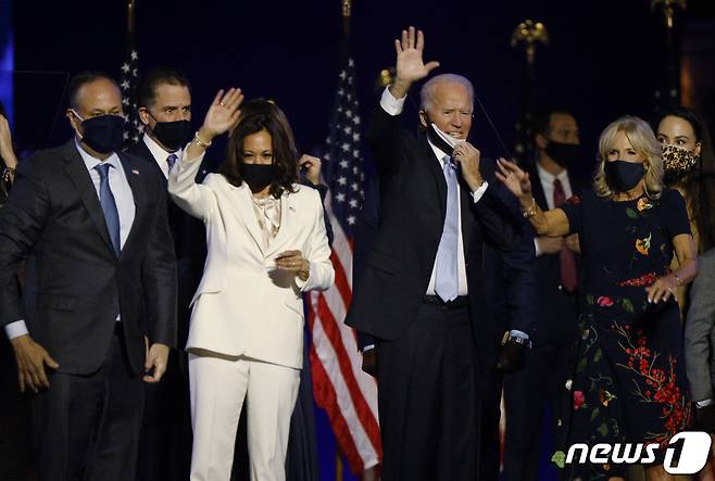 조 바이든 미국 대통령 당선인과 카멀라 해리스 부통령 당선인이 델라웨어주 윌밍턴 체이스센터에서 승리를 선언하고 있다. © 로이터=뉴스1