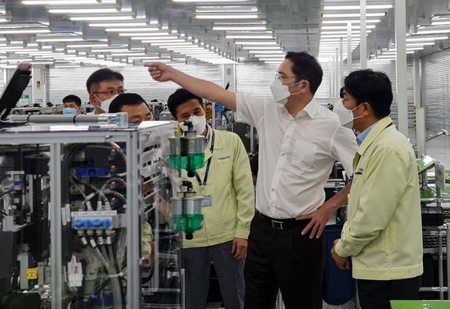 이재용 부회장이 지난달 20일(현지시간) 베트남 하노이 인근에 위치한 삼성 복합단지를 찾아 스마트폰 생산공장 등을 점검하고 있다.ⓒ삼성전자