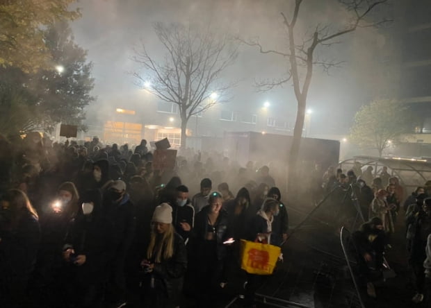5일(현지시간) 영국 맨체스터 대학의 학부생들이 철제 울타리를 철거하며 시위에 나선 모습. 사진 출처=트위터