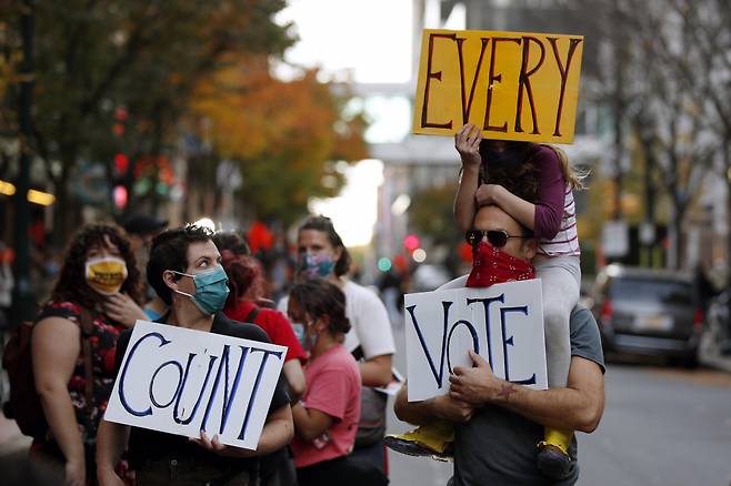 5일(현지시간) 펜실베이니아주 필라델피아에서 조 바이든 민주당 대선 후보 지지자들이 “모든 표는 개표되어야 한다”는 팻말을 들고 시위를 벌이고 있다. [AP]