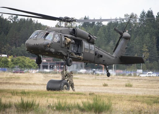 미 육군 UH-60V 기동헬기가 지상 화물 견인 능력 테스를 하고 있다. 미 육군 제공
