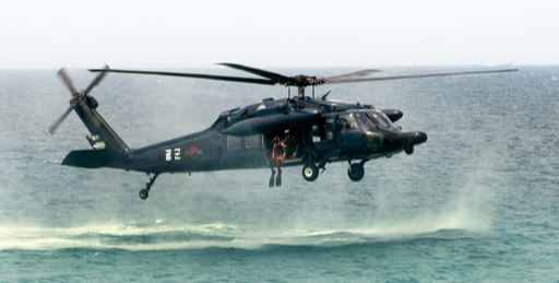 공군 UH-60 기동헬기가 수면 위로 접근하며 제자리비행을 하고 있다. 세계일보 자료사진