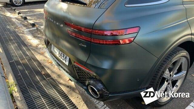 원형 크롬 디자인으로 장식된 제네시스 GV70 스포츠 패키지 후면 일부분