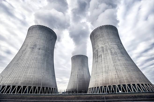 원자력발전소 냉각탑에서 흰 연기가 뿜어져 나오고 있다. 게티이미지뱅크