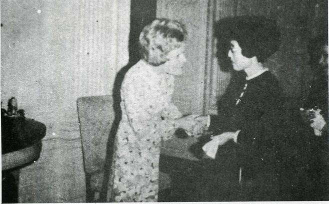 하마터면 사라질 뻔한 사진이다. 1971년 대선을 앞두고 이희호는 미국에 가 퍼스트레이디였던 퍼트리샤 닉슨을 면담하고 돌아온다. 그런데 경찰이 사진관에 들이닥친 뒤 사진은 사라졌고, 여당은 “닉슨 대통령 부인을 만난 적도 없으면서 거짓말을 한다”고 공격했다. 치졸한 공작이었다. 한 장 더 사진을 마련해두었던 덕분에 이 장면이 세상에 알려질 수 있었다. 사진은 김대중평화센터 제공.