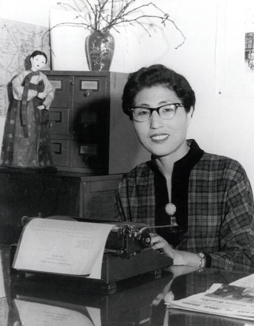 1954년부터 1958년까지 이희호는 미국 유학을 한다. 1959년부터 대한와이더블유시에이(YWCA)연합회 총무가 되어 여성운동가로 활약한다. 김대중과 사귀고 결혼한 것은 3년 뒤의 일이다. 당시 사무실에서 찍은 사진이다. 김대중평화센터 제공 사진으로 추정된다.